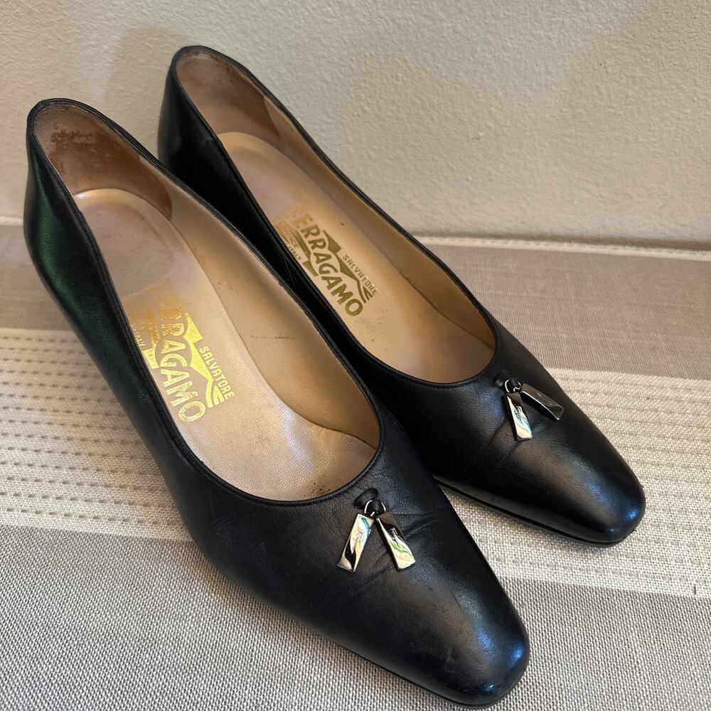 Vintage Salvatore Ferragamo Black Pumps with metallic Heel Size 7.5